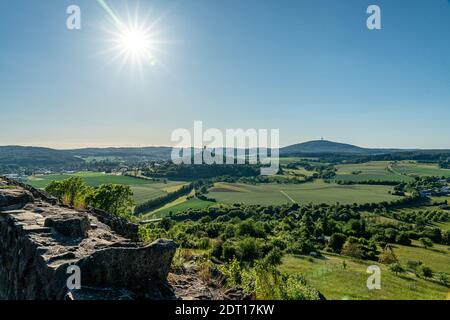 Blick auf die Burgruine vetzberg von der mittelalterlichen Burgruine Gleiberg im Sommer Stockfoto