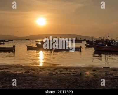 Verschiedene Boot während Sonnenuntergang in Paracas Fischerhafen. Paracas National Reserve. Peru, Südamerika. Stockfoto