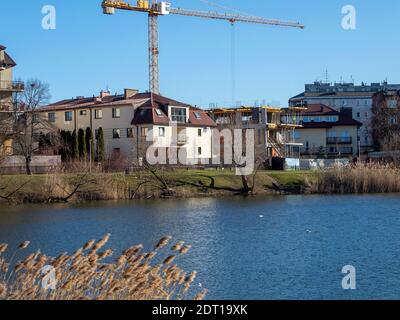 Illegaler Bau eines Hochhauses in einem Stadtpark In der Nähe eines Flusses Stockfoto