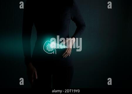 Hervorgehobene Pankreas-Organ-Low-Key-Abbildung. Frau Körper auf dunkelgrünem Hintergrund. Immunsystem Entgiftung, probiotische und Enzyme Konzept. Stockfoto