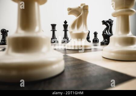 Macro photo of chess pieces on a chess board Stockfoto