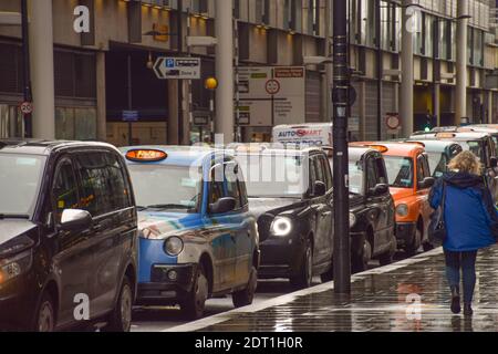 Schwarze Taxis an einem Taxistand in King's Cross St Pancras, London, Großbritannien Stockfoto