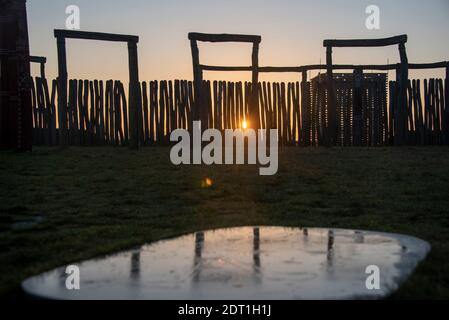 Pömmelte, Sachsen-Anhalt, Deutschland. Dezember 2020. Die Sonne geht am Tag der Wintersonnenwende am Ringheiligtum Pömmelte auf. Die prähistorische Kultstätte wird von Archäologen auch die deutsche Stonehenge genannt. Kredit: Mattis Kaminer/Alamy Live Nachrichten Stockfoto