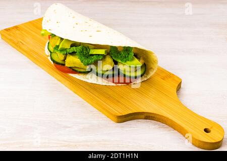 Chicken gefüllte Shawarma Tortilla Tacos wickelt Döner Kebab Sandwich Gyros Fast Food mit Gemüse Stockfoto