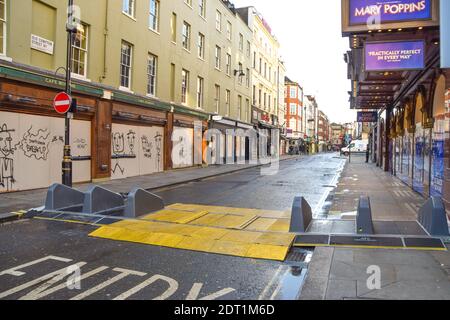 Leere Old Compton Street, Soho während der Coronavirus-Pandemie. London wurde in Tier 4 platziert, mit allen Bars und Restaurants und vielen nicht wichtigen Geschäften und Geschäften, die wieder schließen. Stockfoto