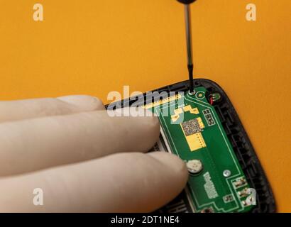 Demontage eines alten Telefons für die Reparatur auf einem Tisch Stockfoto