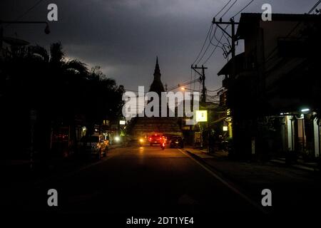 LAO - VIENTIANE LA COMPROMISE Même si elle se approche du million d’habitants, Vientiane a encore les allures d’une bourgade à Côte des mégapoles des Stockfoto