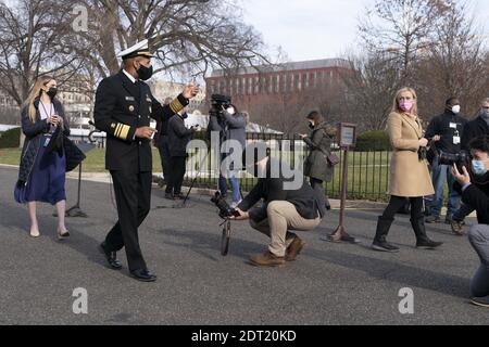 Chirurg General der Vereinigten Staaten VADM Jerome M. Adams, M.D., M.P.H spricht zu den Medien im Weißen Haus, in Washington, DC, 21. Dezember 2020. Kredit: Chris Kleponis / Pool über CNP Stockfoto