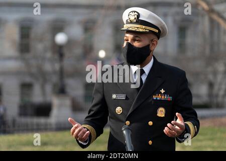 Chirurg General der Vereinigten Staaten VADM Jerome M. Adams, M.D., M.P.H spricht zu den Medien im Weißen Haus, in Washington, DC, 21. Dezember 2020. Kredit: Chris Kleponis / Pool über CNP Stockfoto