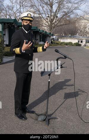 Chirurg General der Vereinigten Staaten VADM Jerome M. Adams, M.D., M.P.H spricht zu den Medien im Weißen Haus, in Washington, DC, 21. Dezember 2020. Kredit: Chris Kleponis / Pool über CNP Stockfoto