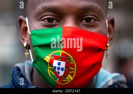 Porto, Porto, Portugal. Dezember 2020. Ein Mann wird bei einem Protest, der rund 200 Menschen vor dem Rathaus gegen die Covid-19-Beschränkungen versammelt, die Restaurants, Nachtclubs und kleine Geschäfte zwingen, früher zu schließen, während der Ausnahmezustand in Portugal am 2. Dezember 2020 andauert, gesehen. Quelle: Diogo Baptista/ZUMA Wire/Alamy Live News Stockfoto