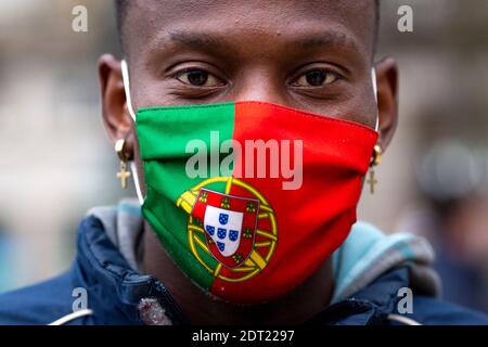 Porto, Porto, Portugal. Dezember 2020. Ein Mann wird bei einem Protest, der rund 200 Menschen vor dem Rathaus gegen die Covid-19-Beschränkungen versammelt, die Restaurants, Nachtclubs und kleine Geschäfte zwingen, früher zu schließen, während der Ausnahmezustand in Portugal am 2. Dezember 2020 andauert, gesehen. Quelle: Diogo Baptista/ZUMA Wire/Alamy Live News Stockfoto