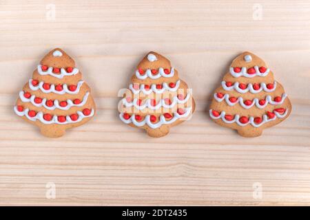 Drei Plätzchen geformten weihnachtsbaum auf einem hölzernen Hintergrund Stockfoto