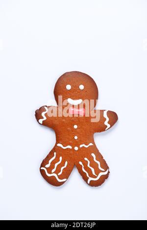 Die Handgefertigten essbar Lebkuchen kleiner Mann auf weißem Hintergrund Stockfoto