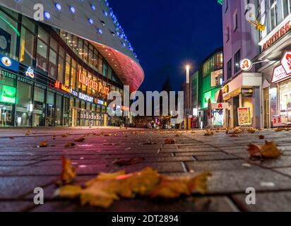 Weihnachtliche Schließung in der Coronakrise, leere Einkaufsstraße, geschlossene Geschäfte, kaum Passanten, am Limbecker Platz Einkaufszentrum, Essen, NRW, G Stockfoto