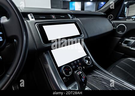 Luxus-Innenraum mit isolierten leeren Bildschirm Multimedia und Navigation Bildschirme Stockfoto