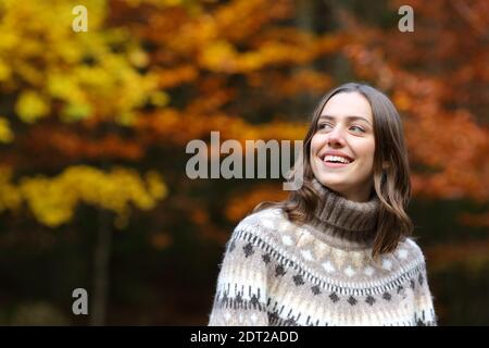 Glückliche Frau in einem Park in der Herbstsaison Blick auf Seite Stockfoto