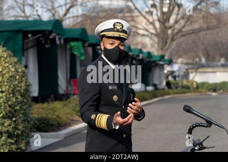 Washington, Vereinigte Staaten Von Amerika. Dezember 2020. Chirurg General der Vereinigten Staaten VADM Jerome M. Adams, M.D., M.P.H spricht zu den Medien im Weißen Haus, in Washington, DC, 21. Dezember 2020. Quelle: Chris Kleponis/Pool via CNP, weltweite Nutzung Quelle: dpa/Alamy Live News Stockfoto