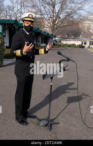 Washington, Vereinigte Staaten Von Amerika. Dezember 2020. Chirurg General der Vereinigten Staaten VADM Jerome M. Adams, M.D., M.P.H spricht zu den Medien im Weißen Haus, in Washington, DC, 21. Dezember 2020. Quelle: Chris Kleponis/Pool via CNP, weltweite Nutzung Quelle: dpa/Alamy Live News Stockfoto