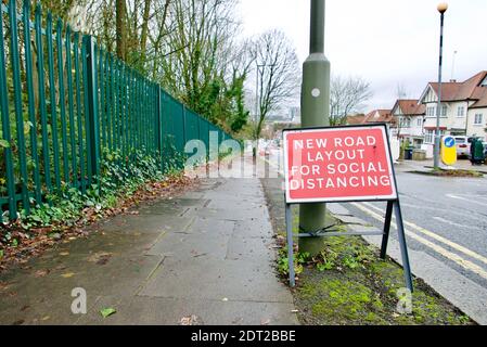 Soziale Distanzierung Bürgersteig Erweiterung in die Straße, damit Eltern absetzen und sammeln Kinder von der Schule in covid sichere Weise. Stockfoto