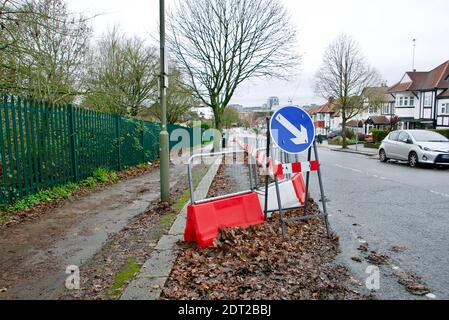 Soziale Distanzierung Bürgersteig Erweiterung in die Straße, damit Eltern absetzen und sammeln Kinder von der Schule in covid sichere Weise. Stockfoto