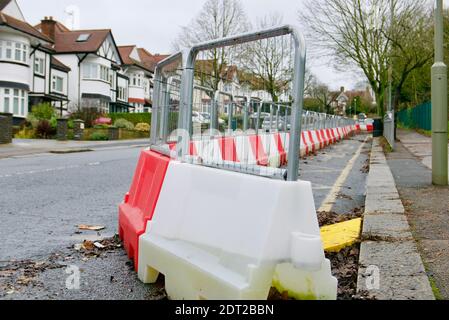 Soziale Distanzierung Bürgersteig Erweiterung in die Straße, damit Eltern absetzen und sammeln Kinder von der Schule in covid sichere Weise. Barnett, London. Stockfoto