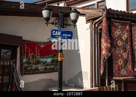 Ankara, Türkei. 17. November 2020 traditionelle türkische Teppiche zum Verkauf außerhalb der Geschäfte in Ankara Schloss, Türkei Stockfoto