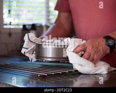 Mann mit Kuchen mit frisch gebackenem Kuchen Stockfoto