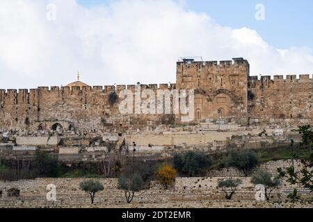 Jerusalem, Israel - 17. Dezember 2020: Das "Tor der Barmherzigkeit" in den Mauern des alten Jerusalems, mit einem muslimischen Friedhof auf seiner Außenseite und dem dom Stockfoto