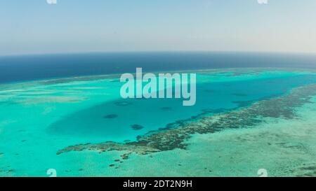 Atoll mit Korallenriff und kleiner Lagune, blaues Wasser des Meeres, Luftaufnahme. Balabac, Palawan, Philippinen. Sommer- und Reiseurlaubskonzept. Stockfoto