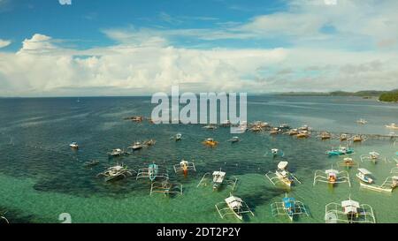 Touristische boote zu einem langen Pier auf einer tropischen Insel, General Luna, Siargao. Stockfoto