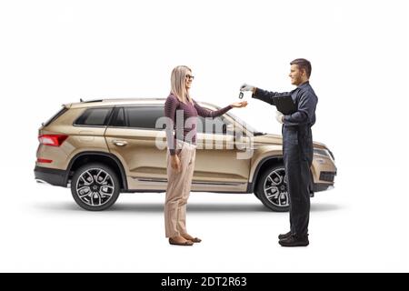 Auto Mechaniker Rückkehr Schlüssel von einem SUV zu einem jungen Frau isoliert auf weißem Hintergrund Stockfoto