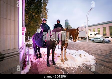 Weibliche Polizisten zu Pferd in toronto, Kanada Stockfoto