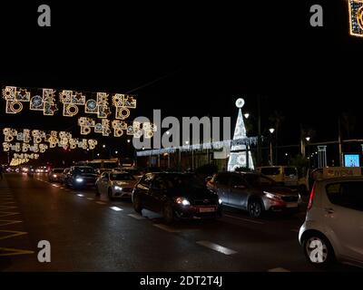 Dezember 2020, Weihnachtsbeleuchtung Dekorationen, Paseo del Parque, Malaga Stadt, Andalusien, Spanien. Stockfoto