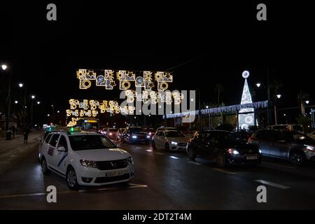 Dezember 2020, Weihnachtsbeleuchtung Dekorationen, Paseo del Parque, Malaga Stadt, Andalusien, Spanien. Stockfoto