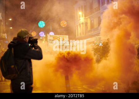 Barcelona, Katalonien, Spanien. Dezember 2020. BARCELONA, SPANIEN - 21. Dezember: Restaurant- und Barangestellte protestieren am 21. Dezember 2020 in Barcelona, Spanien, gegen die von der Regierung Kataloniens verhängten Beschränkungen, die die covid-19-Pandemie eindämmen und fordern, dass der Sektor die "Kriminalisierung" einstellt. Quelle: Miguel Lopez Mallch/DAX/ZUMA Wire/Alamy Live News Stockfoto