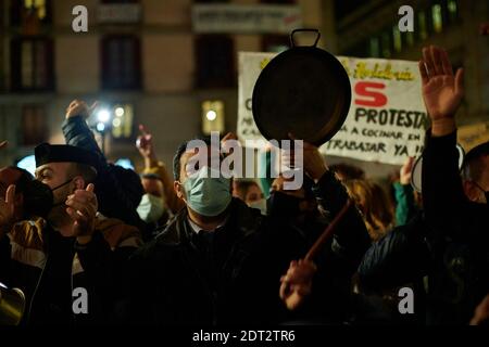 Barcelona, Katalonien, Spanien. Dezember 2020. BARCELONA, SPANIEN - 21. Dezember: Restaurant- und Barangestellte protestieren am 21. Dezember 2020 in Barcelona, Spanien, gegen die von der Regierung Kataloniens verhängten Beschränkungen, die die covid-19-Pandemie eindämmen und fordern, dass der Sektor die "Kriminalisierung" einstellt. Quelle: Miguel Lopez Mallch/DAX/ZUMA Wire/Alamy Live News Stockfoto