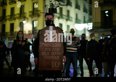 Barcelona, Katalonien, Spanien. Dezember 2020. BARCELONA, SPANIEN - 21. Dezember: Restaurant- und Barangestellte protestieren am 21. Dezember 2020 in Barcelona, Spanien, gegen die von der Regierung Kataloniens verhängten Beschränkungen, die die covid-19-Pandemie eindämmen und fordern, dass der Sektor die "Kriminalisierung" einstellt. Quelle: Miguel Lopez Mallch/DAX/ZUMA Wire/Alamy Live News Stockfoto