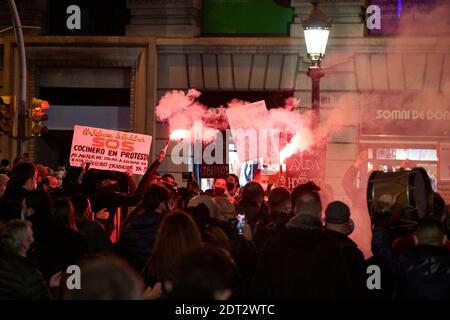 Barcelona, Katalonien, Spanien. Dezember 2020. BARCELONA, SPANIEN - 21. Dezember: Restaurant- und Barangestellte protestieren am 21. Dezember 2020 in Barcelona, Spanien, gegen die von der Regierung Kataloniens verhängten Beschränkungen, die die covid-19-Pandemie eindämmen und fordern, dass der Sektor die "Kriminalisierung" einstellt. Quelle: Miguel Lopez Mallch/DAX/ZUMA Wire/Alamy Live News Stockfoto