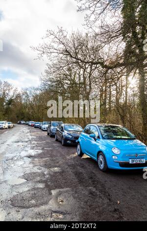 21. Dezember 2020 - Parkplatz voller Autos in Maulden Wood, Bedfordshire, UK als Coronavirus Beschränkung Niveau wird von Tier 3 auf Tier 4 während des Wochenendes vor Weihnachten angehoben Stockfoto