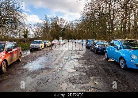 21. Dezember 2020 - Parkplatz voller Autos in Maulden Wood, Bedfordshire, UK als Coronavirus Beschränkung Niveau wird von Tier 3 auf Tier 4 während des Wochenendes vor Weihnachten angehoben Stockfoto