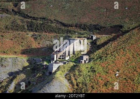 Hier ist der alte Granitbrecher im verlassenen CAE'r Nant Steinbruch bei Llithfaen auf der Halbinsel Llŷn in Nordwales zu sehen. Stockfoto