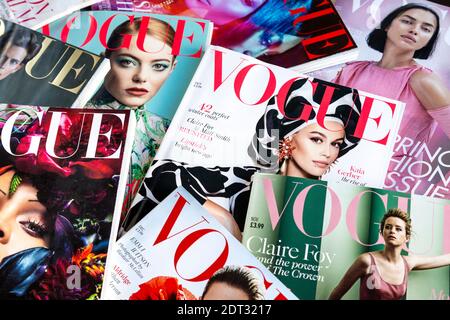Ausgaben des Modemagazins Vogue angelegt Stockfoto
