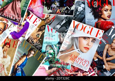 Ausgaben des Modemagazins Vogue angelegt Stockfoto