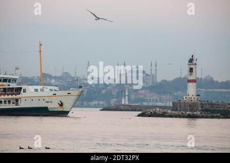 Allgemeine Ansicht der Linienfähren, die am 6. Dezember 2020 in Istanbul Bosporus, Türkei, fahren. Stockfoto