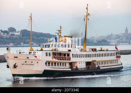 Allgemeine Ansicht der Linienfähren, die am 6. Dezember 2020 in Istanbul Bosporus, Türkei, fahren. Stockfoto