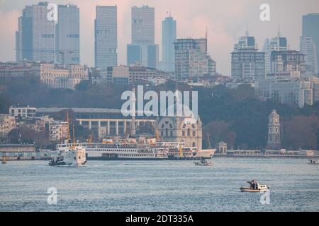 Allgemeine Ansicht der Linienfähren, die am 6. Dezember 2020 in Istanbul Bosporus, Türkei, fahren. Stockfoto