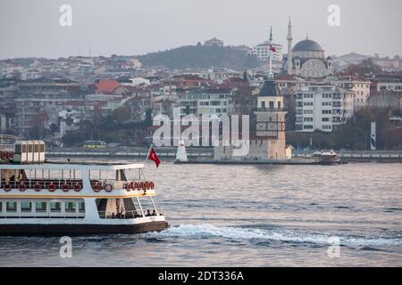 Allgemeine Ansicht der Linienfähren, die am 6. Dezember 2020 in Istanbul Bosporus, Türkei, fahren. Stockfoto