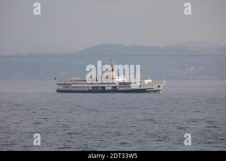 Allgemeine Ansicht der Linienfähren, die am 6. Dezember 2020 in Istanbul Bosporus, Türkei, fahren. Stockfoto