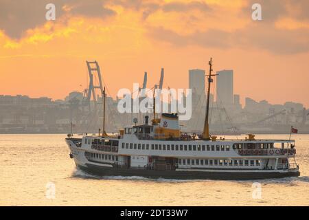 Allgemeine Ansicht der Linienfähren, die am 6. Dezember 2020 in Istanbul Bosporus, Türkei, fahren. Stockfoto